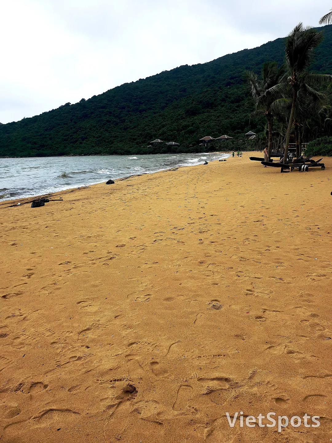 Bãi biển dưới chân bán đảo Sơn Trà