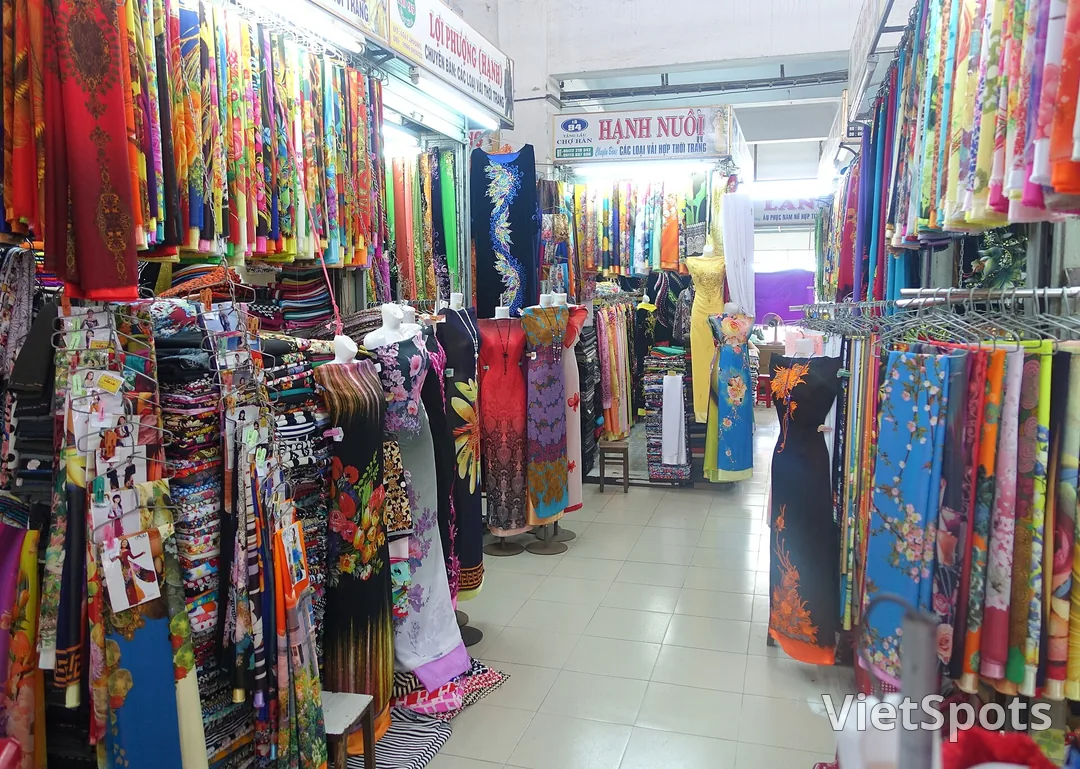 Quầy vải và quần áo ở chợ Hàn