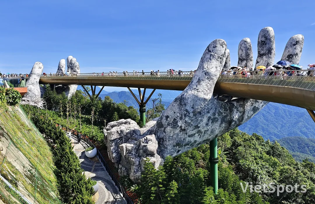 Cầu Vàng với hai bàn tay đá trên Bà Nà Hills