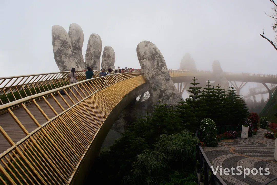 Khung cảnh đồi núi nhìn từ Bà Nà Hills
