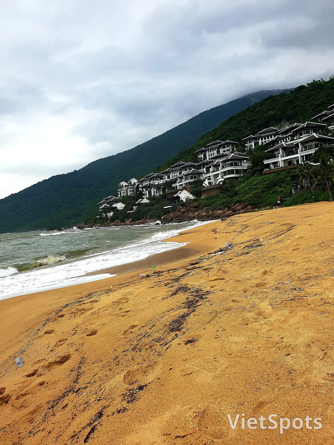 Bãi biển hoang sơ dưới chân bán đảo Sơn Trà