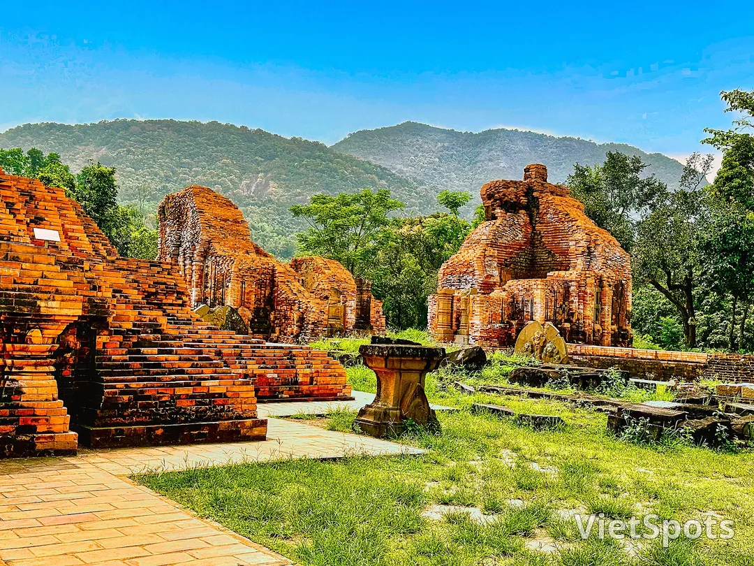 Nhóm tháp A Mỹ Sơn với dãy núi phía sau