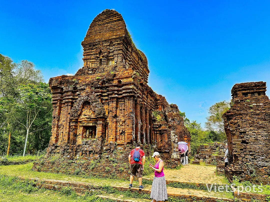 Tường gạch và hoa văn chạm trên tháp Chăm ở Mỹ Sơn