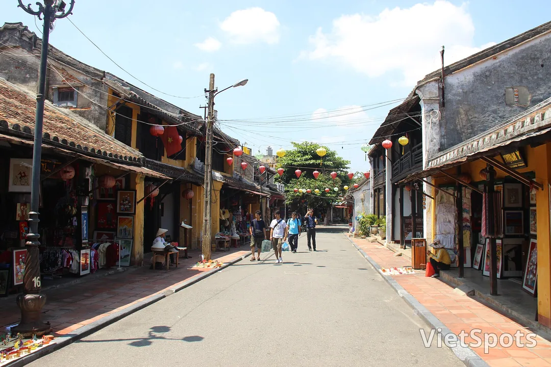 Nhìn ra phố cổ Hội An từ phía Chùa Cầu