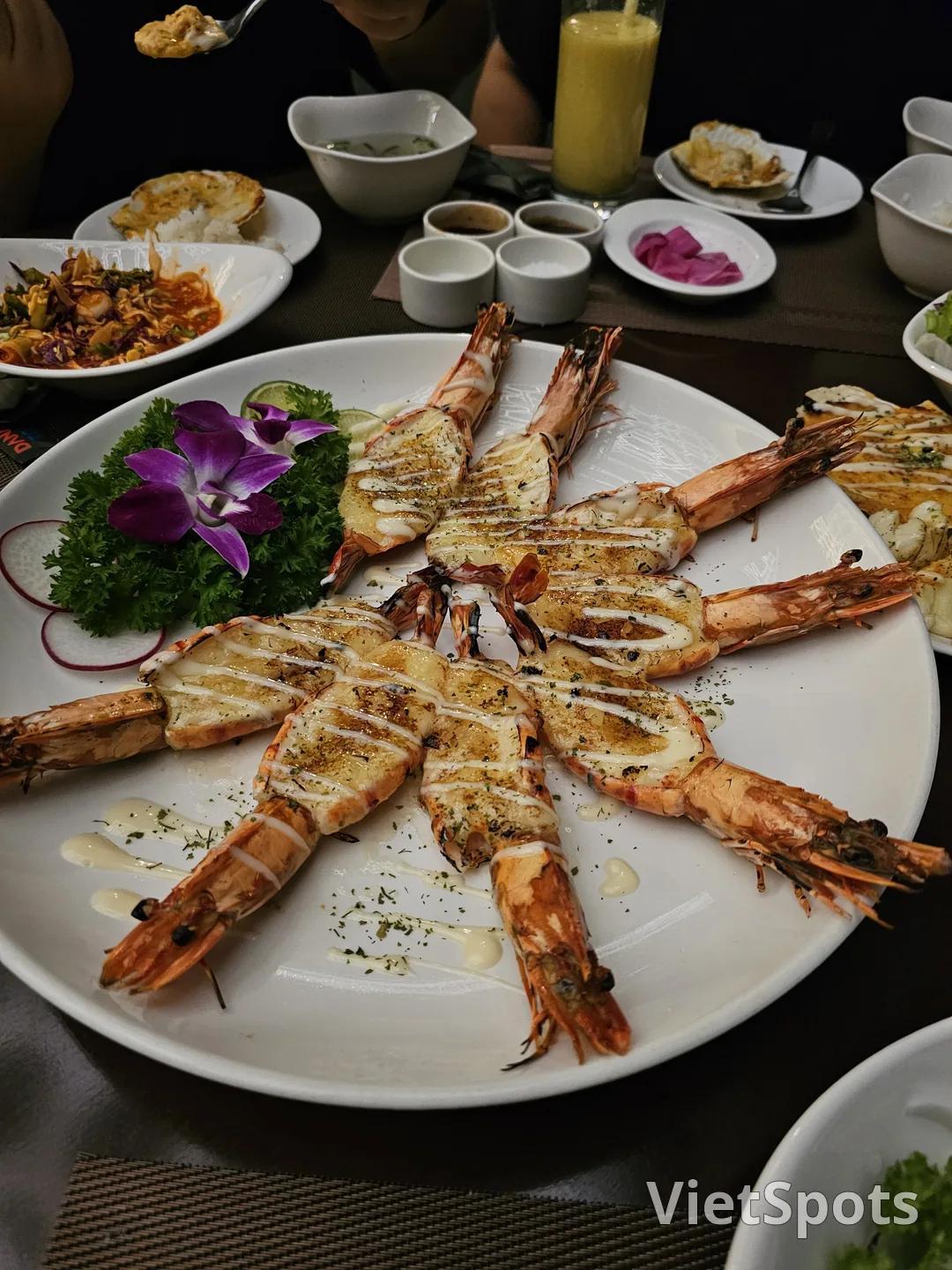 Tháp Đà Nẵng với khung cảnh đêm xinh đẹp