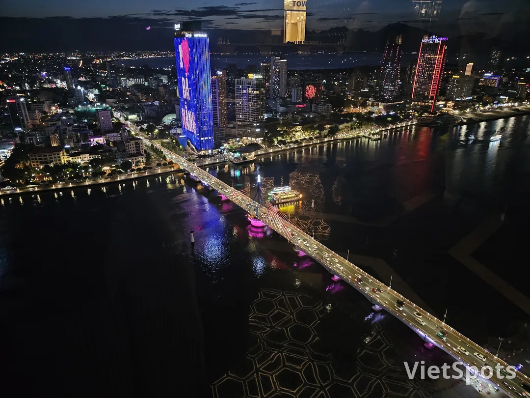 Tháp Đà Nẵng với khung cảnh đêm xinh đẹp