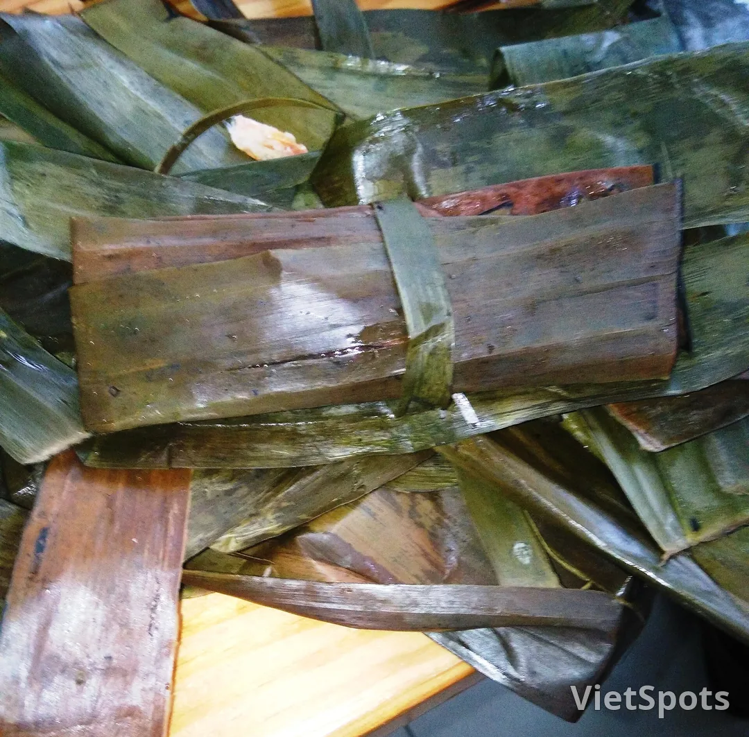 Bánh bột lọc gói lá chuối xếp chồng