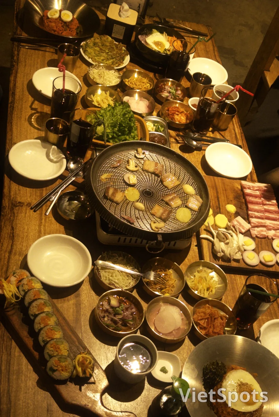 Bàn ăn kiểu Hàn: vỉ nướng, các món banchan và kimbap