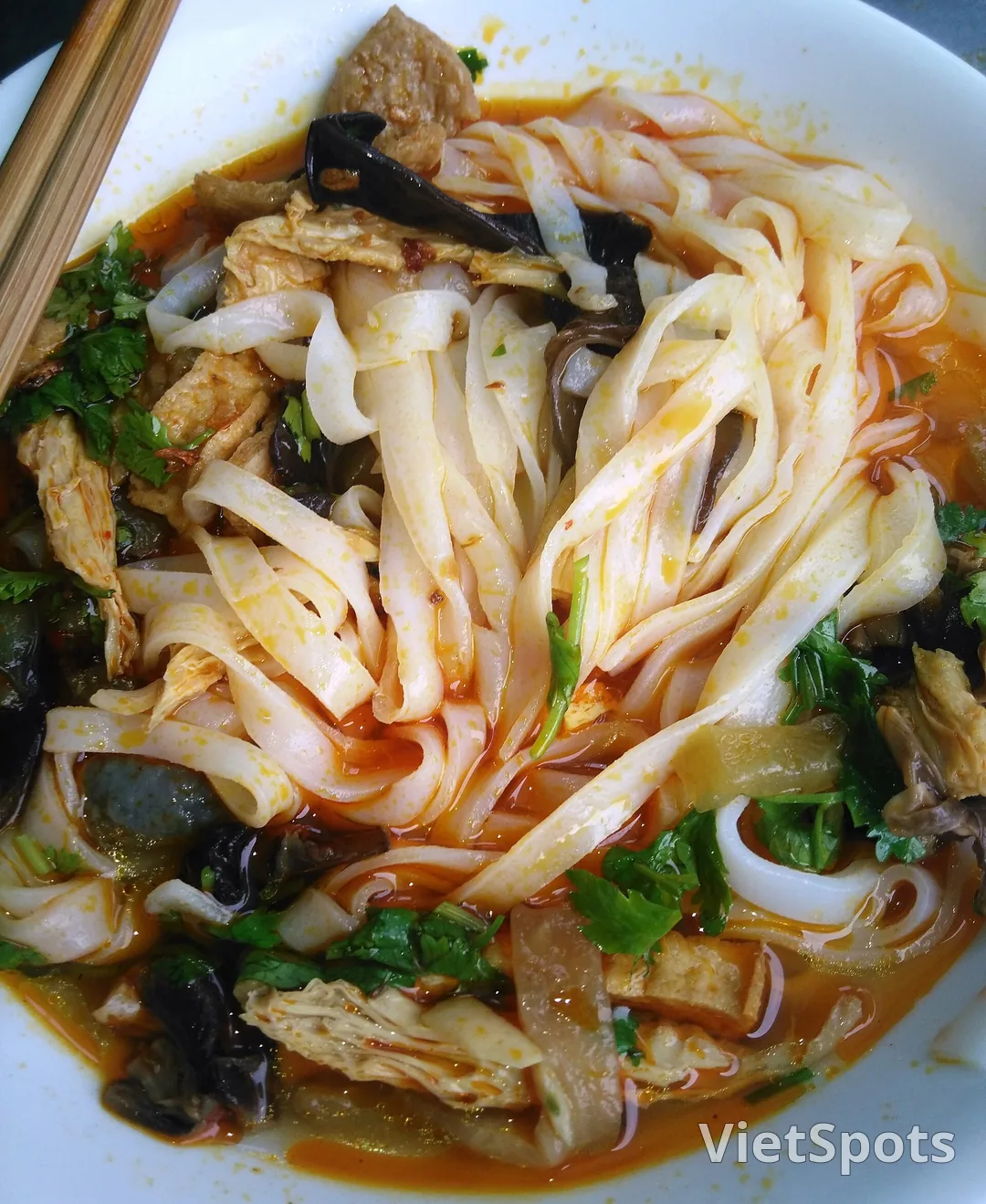 Tô mì Quảng chay với nấm mèo và đậu hũ