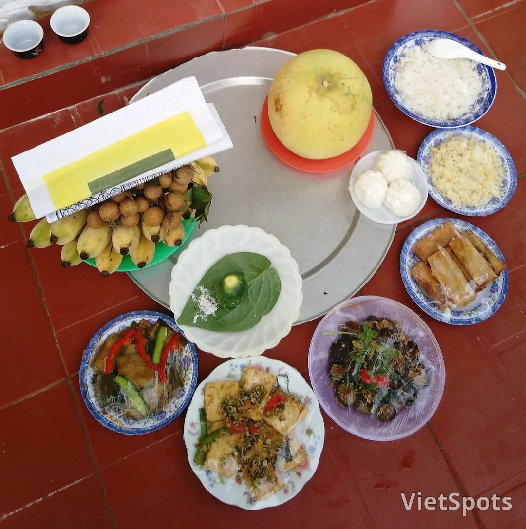 Mâm cỗ chay: đậu hũ chiên sả ớt, chả giò chay, xôi và trái cây