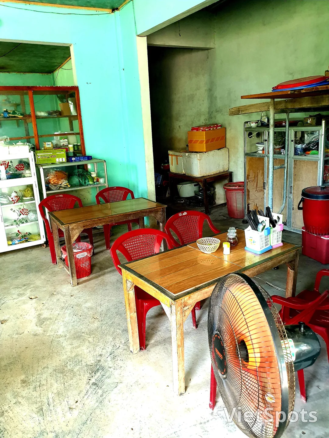 Bên trong một quán cơm chay bình dân cạnh chùa