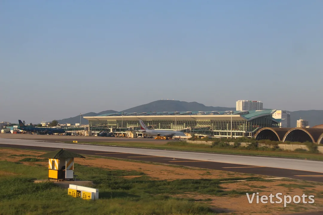 Nhà ga sân bay quốc tế Đà Nẵng nhìn từ đường băng, núi Sơn Trà phía sau