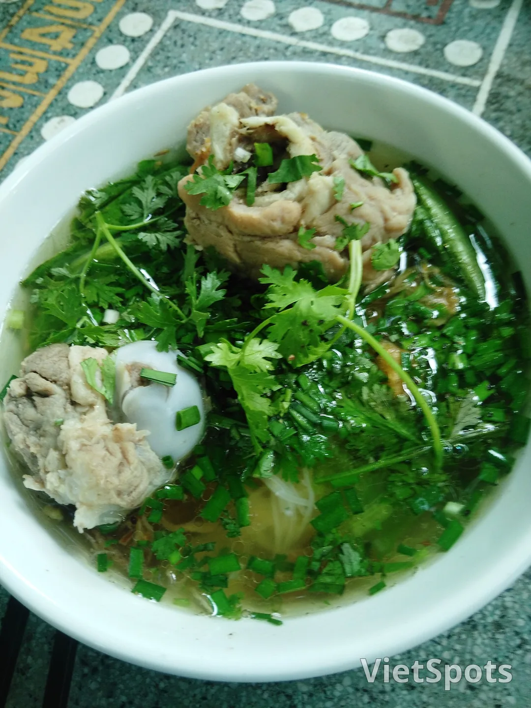 Tô hủ tiếu với giò heo và hành phi