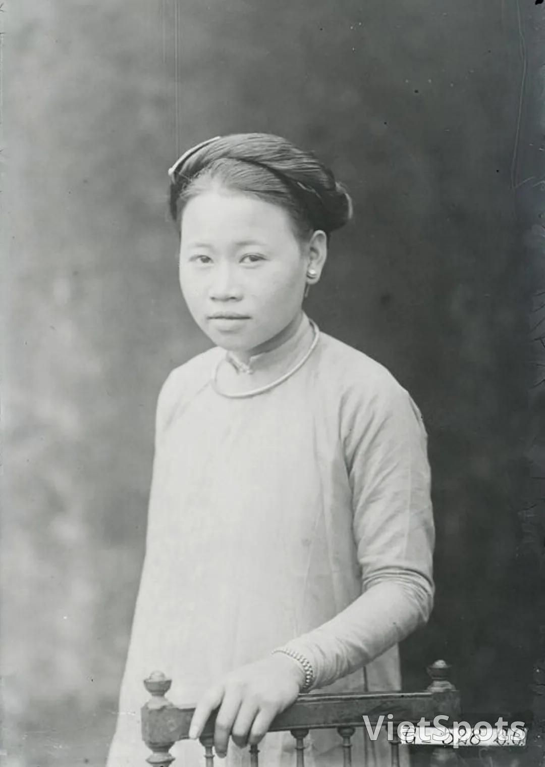 Ảnh tư liệu thập niên 1920: thiếu nữ Huế trong áo dài