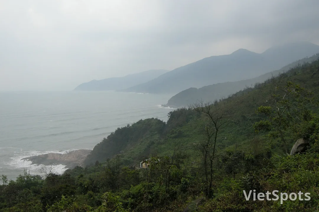 Bờ biển nhìn từ đèo Hải Vân về phía nam dưới trời âm u