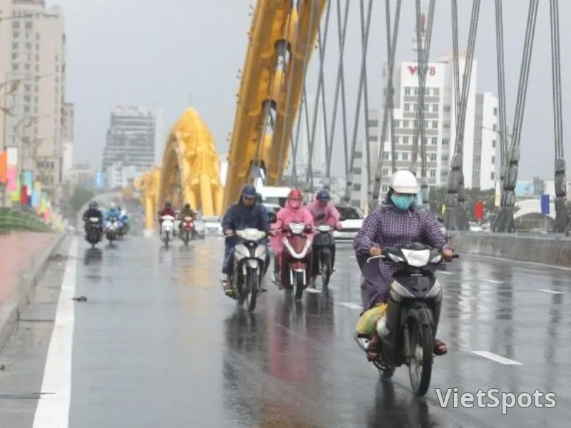 Mùa mưa miền Trung: hướng dẫn không hoảng loạn dành cho người mới