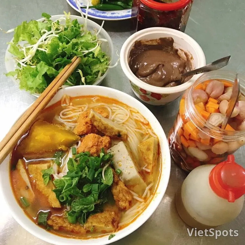 ダナンのブン・チャー・カー(魚のすり身入り麺料理)の何が食通たちをこれほど魅了するのだろうか?