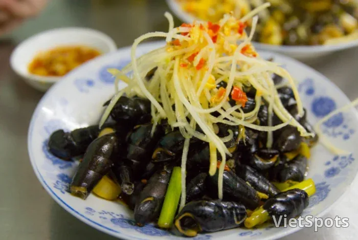 Experience 'Sweeping Through' Con Market in Da Nang: A Foodie's Guide