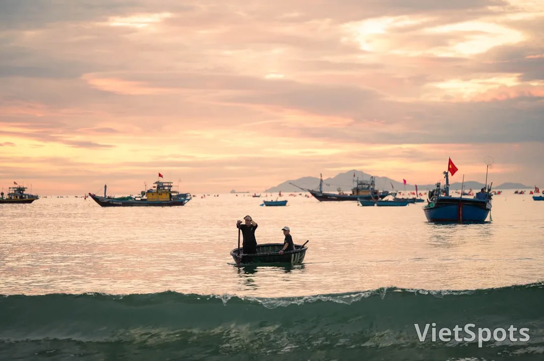 Experience dragging fishing nets, feel the breath of the sea at Mân Thái