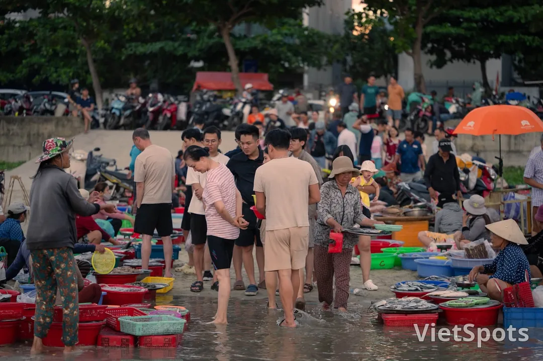 Experience dragging fishing nets, feel the breath of the sea at Mân Thái