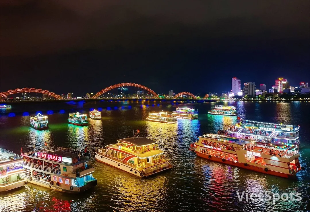 ประสบการณ์ล่องเรือชมแม่น้ำฮันชมเมืองดานังยามค่ำคืน