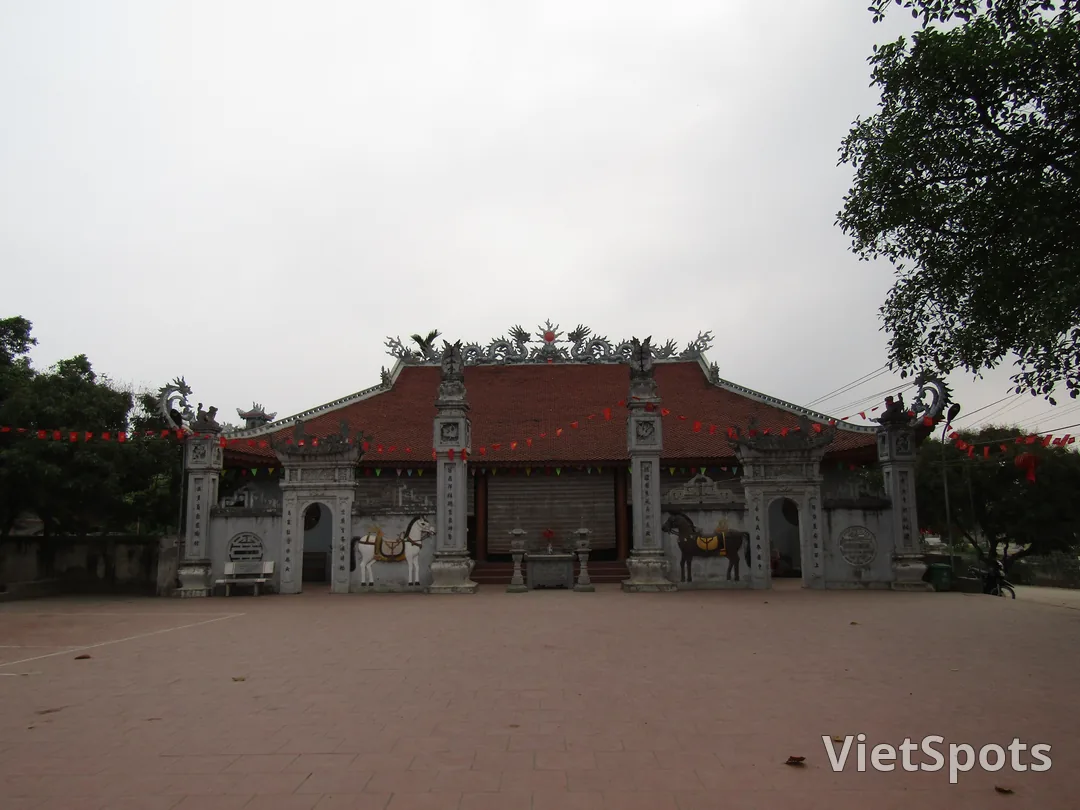 Đình làng Việt Nam mái ngói đỏ + rồng phượng + cột đá chữ Hán