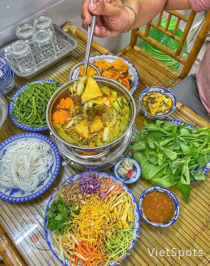 🌱 दा नांग में तैलीय भोजन के कई दिनों के बाद एक हल्का शाकाहारी भोजन