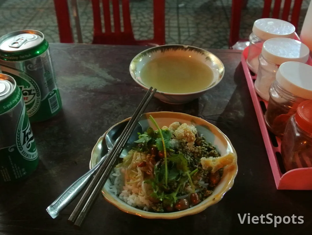 Bát cơm hến với đậu phộng rau thơm và tô canh hến bên cạnh