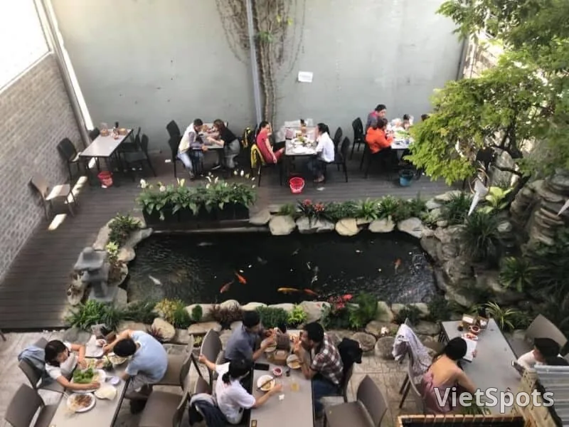 🥘 बान्ह जियो बा जुआन — कुरकुरा और कर्रा, दा नांग के दिल में मौके पर ही गरमागरम बनाया गया