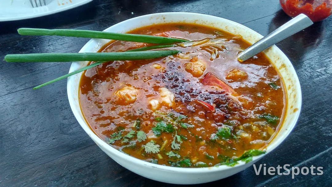 Tô bún riêu nước đỏ gạch, có riêu, cà chua và rau thơm