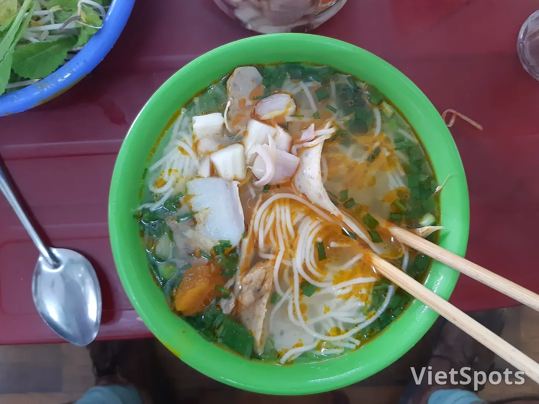 To bun cha ca trong to nhua xanh tren ban do, ro rau song de rieng