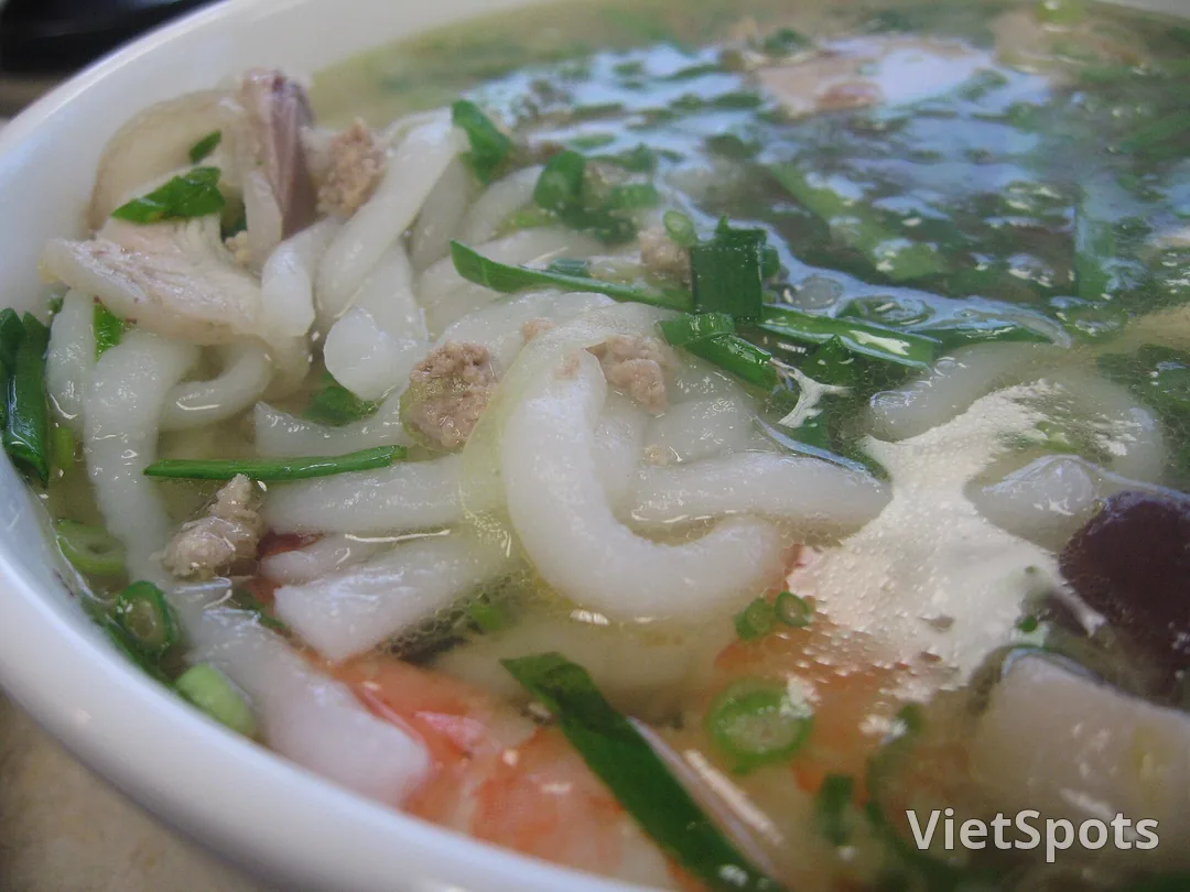 Can canh to banh canh soi day, nuoc trong, thit bam va hanh la