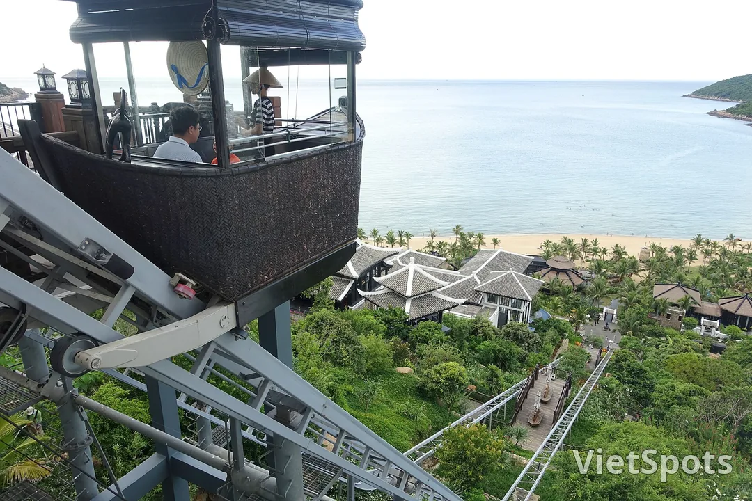 Cabin tàu kéo Nam Tram đan nan, bên trong treo chiếc nón lá, nhìn xuống bãi biển
