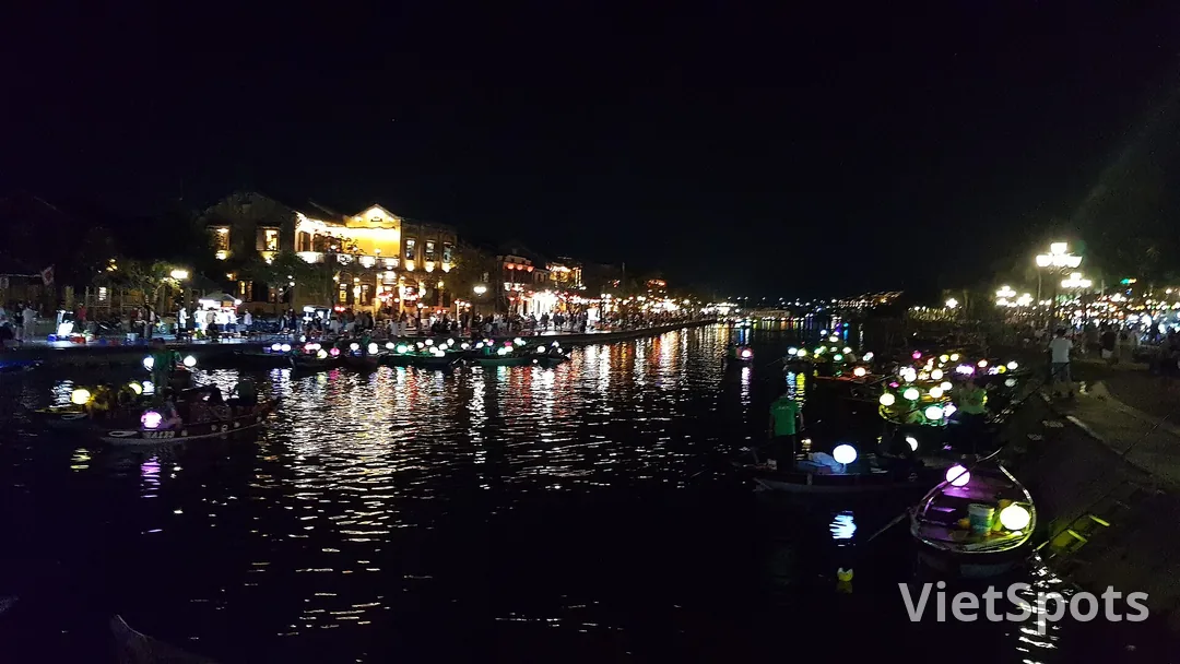 Thuyền chở đèn lồng đậu kín mặt sông Hoài ban đêm, ánh đèn hắt xuống nước thành vệt dài