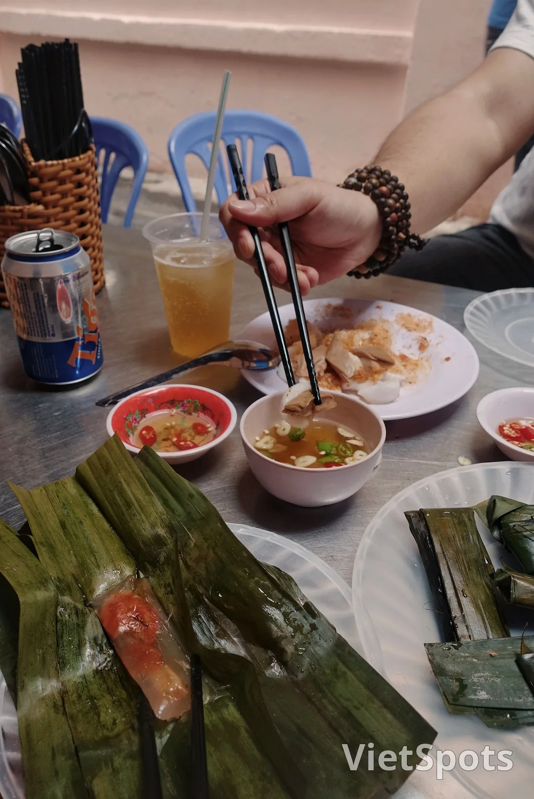 Bánh bột lọc gói lá chuối chấm nước mắm chua ngọt tại quán vỉa hè Đà Nẵng