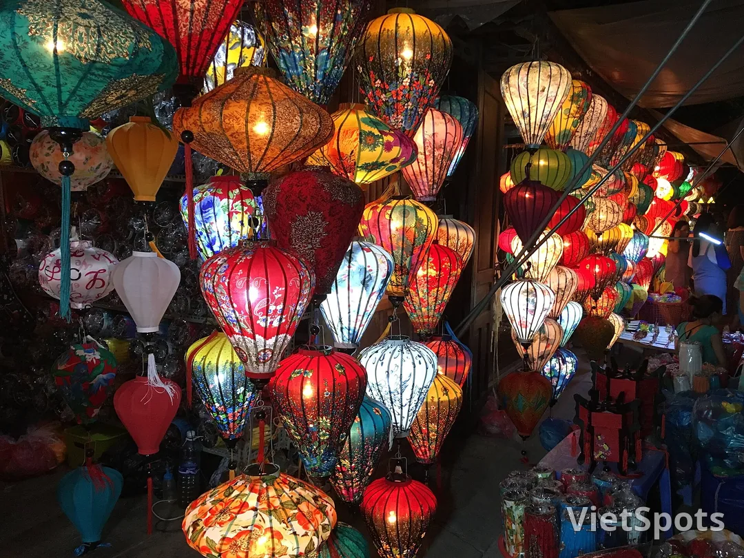 Cửa hàng đèn lồng Hội An ban đêm, hàng trăm chiếc đèn lụa đủ màu thắp sáng treo kín trần