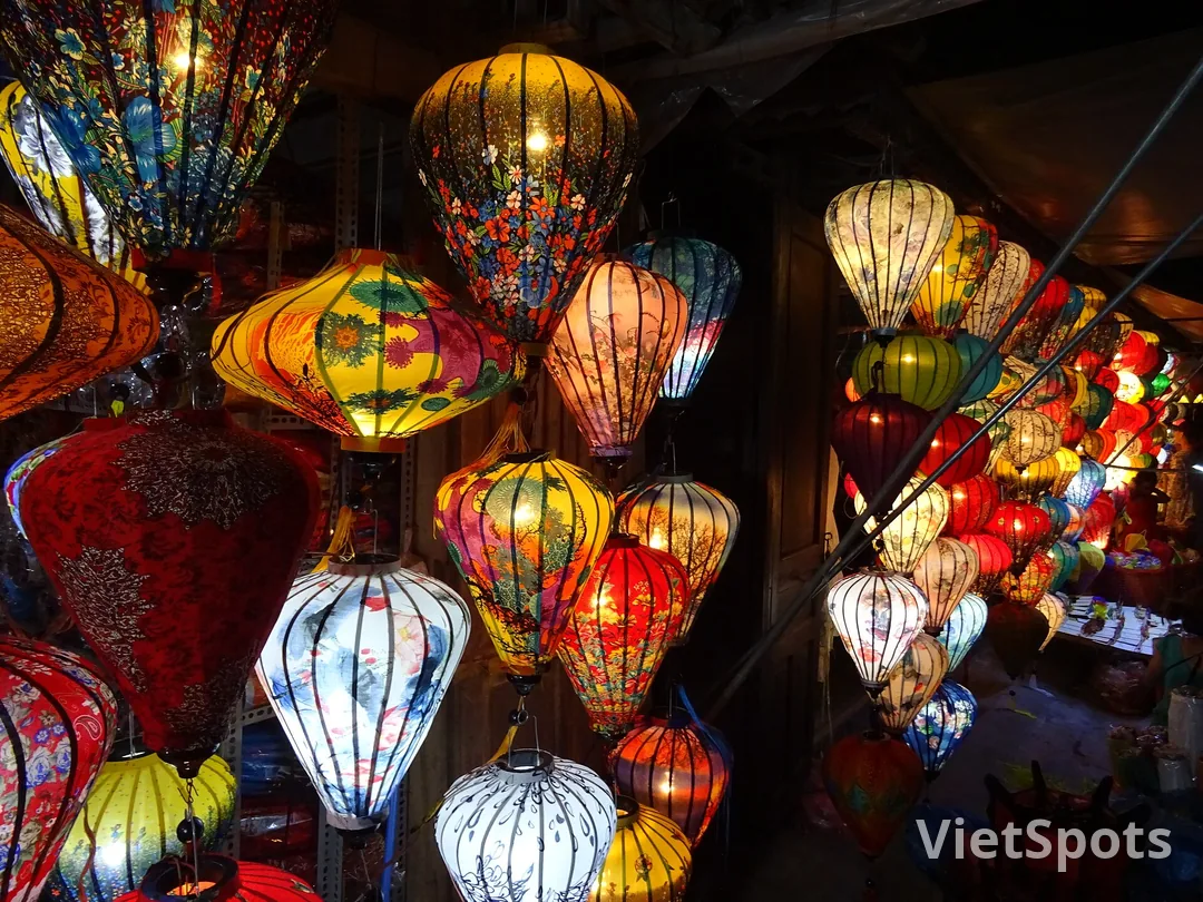 Những chiếc đèn lồng lụa Hội An nhiều hình dáng và hoa văn treo thành tầng trong cửa hiệu