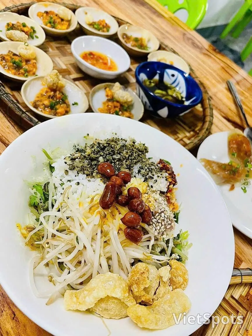 เบ๋อ ลวน – แผงขนมห่อใบแบบเว้ ที่ซ่อนตัวอยู่ในซอยจึงเหญือเวือง