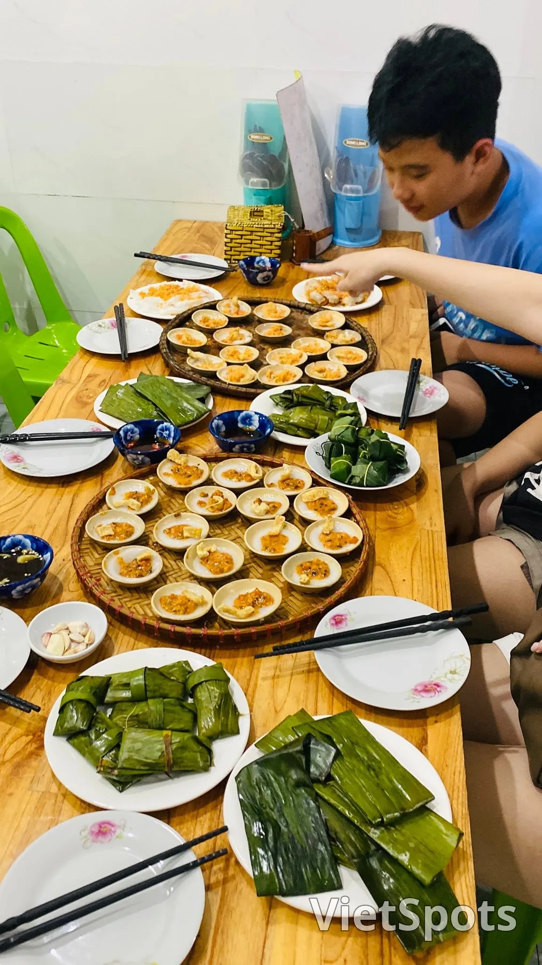 เบ๋อ ลวน – แผงขนมห่อใบแบบเว้ ที่ซ่อนตัวอยู่ในซอยจึงเหญือเวือง