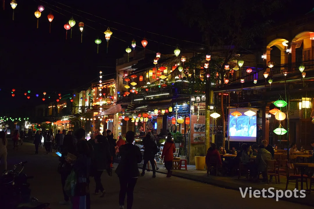 Phố Hội An về đêm, hàng trăm đèn lồng đủ màu treo dọc mái hiên và giăng ngang mặt đường