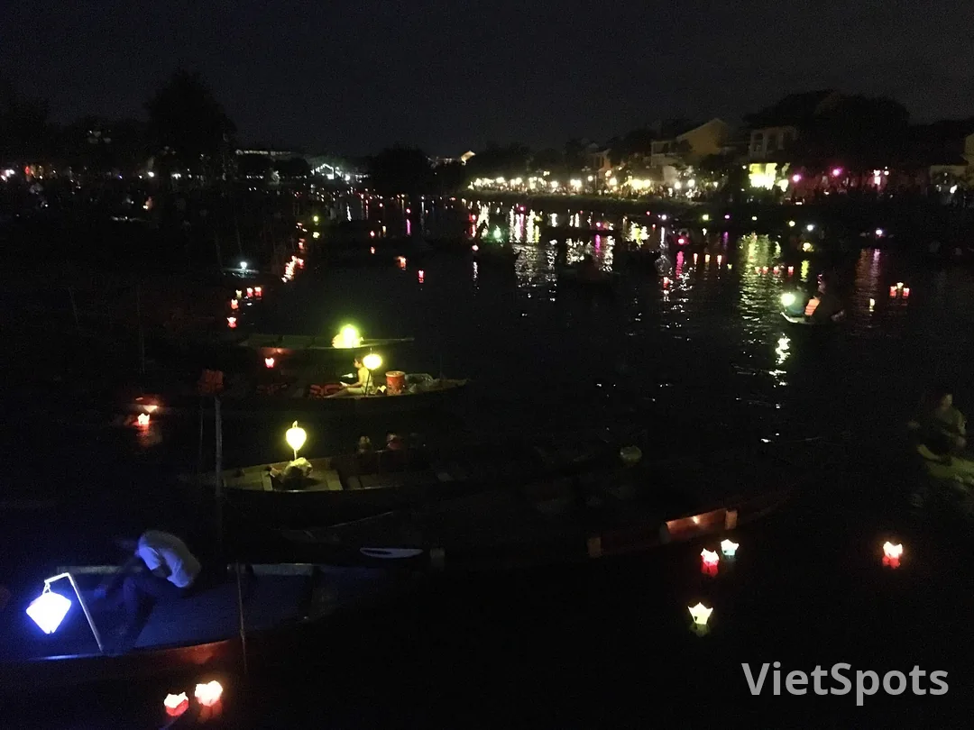 Sông Hoài đêm rằm, hoa đăng trôi lập lòe trên mặt nước và những chiếc thuyền chở đèn đậu ven bờ