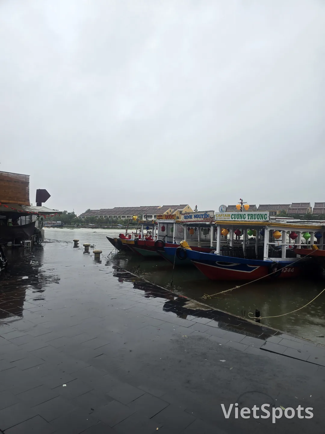 雨の降るホイアン旧市街