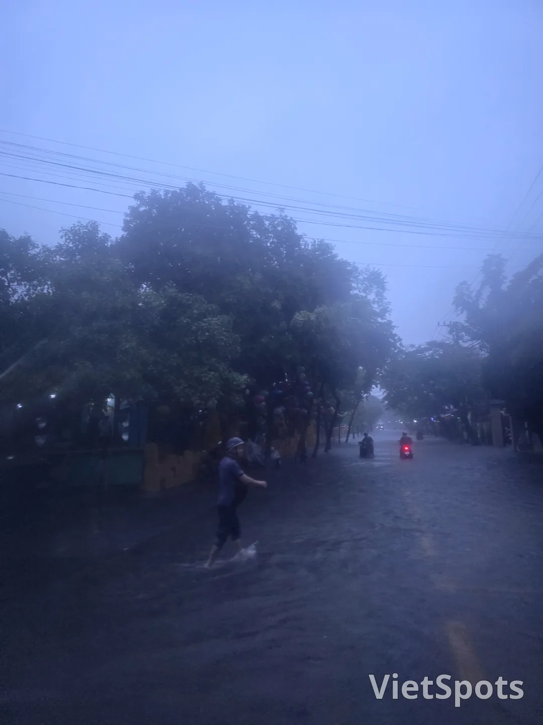 雨の降るホイアン旧市街