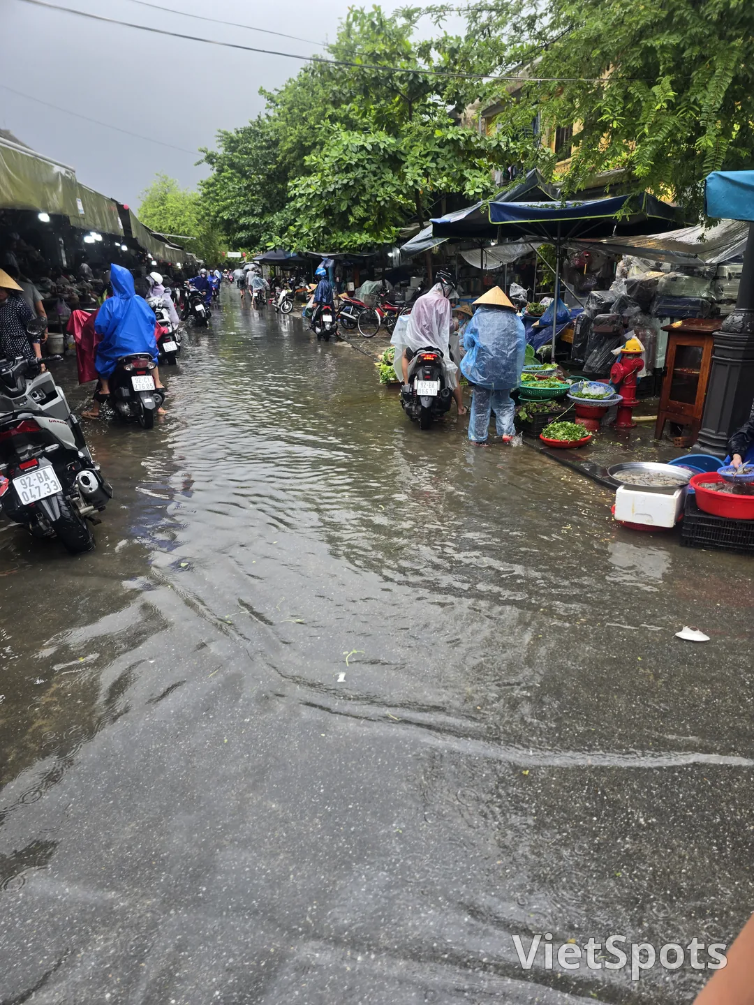 雨の降るホイアン旧市街