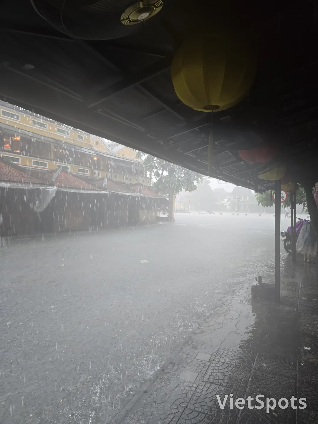 雨の降るホイアン旧市街