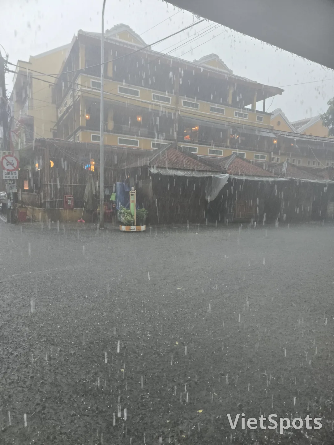 雨の降るホイアン旧市街