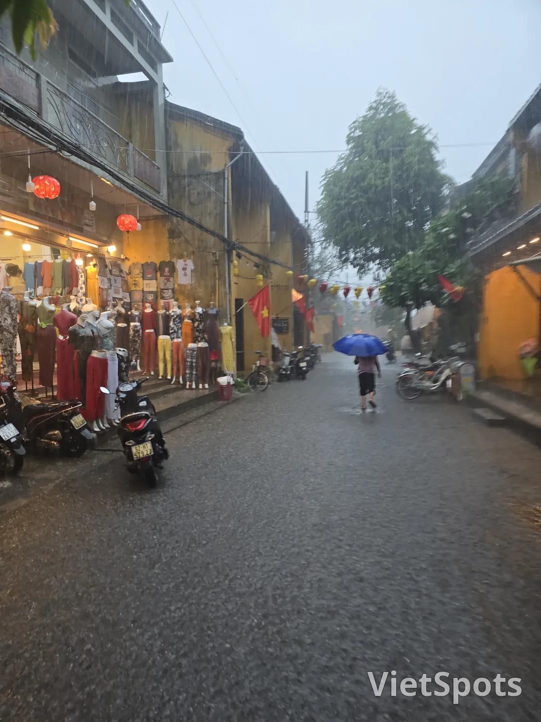 雨の降るホイアン旧市街