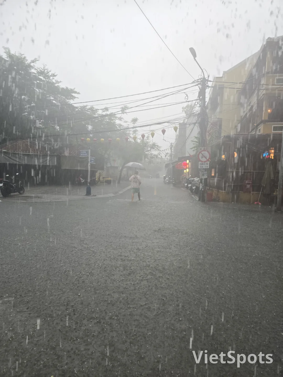 雨の降るホイアン旧市街