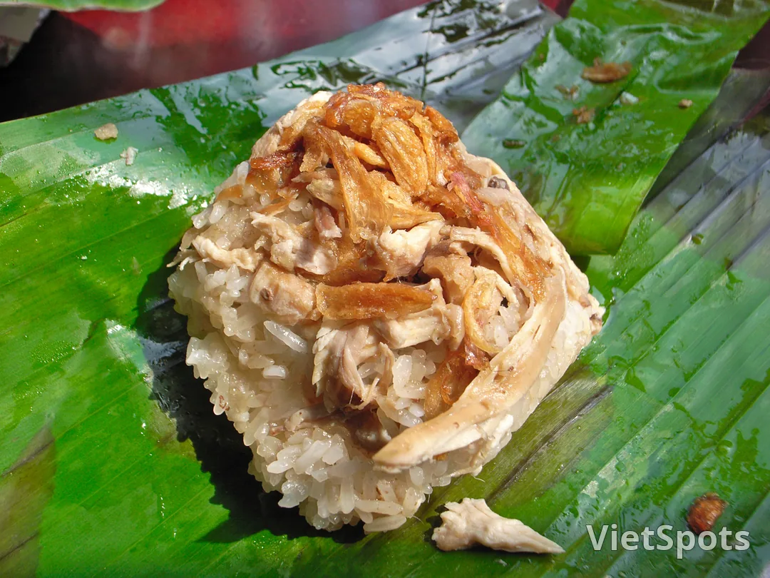Nắm xôi gà xé phay rắc hành phi thơm lừng trên lá chuối xanh