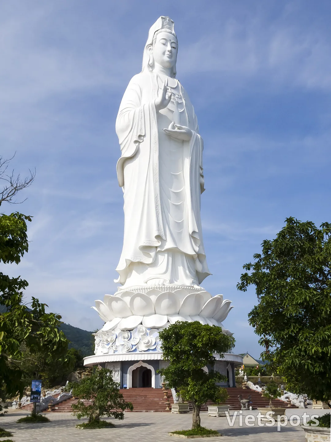 Tượng Quán Thế Âm cao 67m tại chùa Linh Ứng, Sơn Trà
